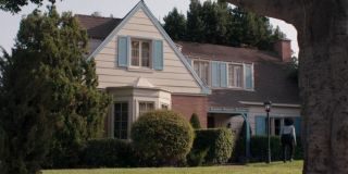 Agatha, mówiąc o dzieciach Wandy, wspomina o „zaczarowanej piwnicy”, używając angielskiego zwrotu „bewitched basement”. „Bewitched” to oryginalny tytuł serialu „Ożeniłem się z czarownicą”; dom Harkness wygląda w dodatku jak dom głównej bohaterki produkcji. 