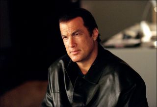 Ralph proponuje Monice obejrzenie filmu, w którym gra  były gwiazdor kina akcji, Steven Seagal.