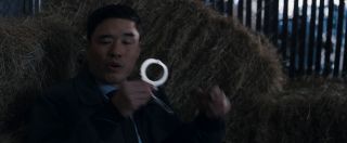 Woo uwalnia się także z kajdanek w sposób, który przynajmniej wizualnie kojarzy się z magiczną sztuczką – przypomnijmy, że w filmie „Ant-Man i Osa” Jimmy wykazywał fascynację sztuczkami Scotta Langa.