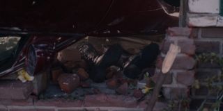 Walcząc z Agathą Wanda rzuca w nią samochodem – podobnie jak w filmie „Wojna bohaterów” w pojedynku z Iron Manem. Co więcej, gdy Maximoff chce sprawdzić, czy jej przeciwniczka w ogóle przeżyła, widzi tylko jej buty. To wyraźne nawiązanie do sceny z „Czarnoksiężnika z Oz”; Zła Wiedźma zginęła w trakcie zawalenia się na nią domu, a widz mógł później zobaczyć jedynie jej buty.