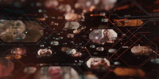 Walka dwóch Visionów przywodzi na myśl starcie Visiona i Ultrona – w pojedynku sporo miejsca poświęcono na intelektualną tudzież logiczną dysputę. Co ciekawe, gdy biały Vision odzyskuje wspomnienia, na ekranie pojawiają się fragmenty scen z filmów „Czas Ultrona”, „Wojna bohaterów” i „Wojna bez granic”.