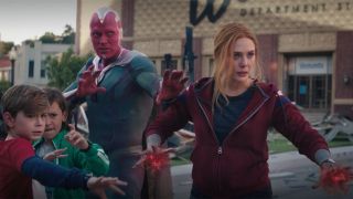 W trakcie walki z Agathą Wanda, Vision, Tommy i Billy przybierają pozą kojarzącą się z Iniemamocnymi. Przypomnijmy, że w kinie w Westview odbywał się seans tej animacji.