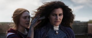 Wanda wkłada do głowy Agathy wizję, dzięki której ta ostatnia znajduje się w rzeczywistości Salem z końca XVII wieku. Dokładnie tak samo Maximoff postępowała z członkami Avengers w produkcji „Czas Ultrona” – tego typu wizje przeżyli m.in. Iron Man czy Thor.