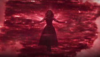 Ekranowy kostium Scarlet Witch jest wariacją na temat wyglądu jej stroju z komiksowych serii „Uncanny Avengers” i „Scarlet Witch” ze scenariuszem Jamesa Rodrigueza. Wiele wskazuje na to, że spory udział w jego ostatecznym kształcie miała Elizabeth Olsen, która swego czasu narzekała w wywiadach, że kostium bohaterki z powieści graficznych ma „zbyt duży dekolt”. Warto też zauważyć, że diadem na głowie Wandy powstaje na podobnej zasadzie, co niebieski diadem matki Agathy, który zobaczyliśmy na początku 7. odcinka.