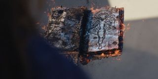 Księgą, która znajdowała się w piwnicy Harkness, był Darkhold. W komiksach został on stworzony przez Chthona, jednego ze starszych bogów i pierwszą istotę, która korzystała z czarnej magii. Wygląda na to, że Darkhold zawiera rozdział poświęcony Scarlet Witch; to o tyle ważne, że w świecie powieści graficznych Chthon wykorzystał swego czasu Wandę, aby przy jej pomocy dokonać inwazji na Ziemię. Książka, nazywana niekiedy Księgą Grzechów bądź Zaklęć, pojawiła się już w serialach „Agenci T.A.R.C.Z.Y.” i „Runaways” – najprawdopodobniej nie powinniśmy jednak łączyć tych faktów, biorąc pod uwagę zupełnie inny wygląd przedmiotu.