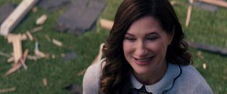 Wanda zmienia wygląd Agathy; zauważmy jednak, że jej tajemnicza broszka przedstawiająca postacie kobiece nie ulega transformacji – najprawdopodobniej jest to magiczny przedmiot, odporny na działanie innych form magii.