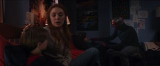 Wanda dziękuje Billy’emu i Tommy’emu za to, że ci „wybrali ją jako swoją matkę” – słowa te odrobinę zaskakują. Mogą bowiem sugerować, że chłopcy nie są wytworem powstałym z magii Scarlet Witch bądź pochodzą z zupełnie innej rzeczywistości.