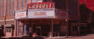 W tym samym kinie zaplanowano także seans filmu „Oz: Wielki i Potężny”. Z jednej strony to kolejna nawiązanie do „Czarnoksiężnika z Oz”, z drugiej zaś reżyserem tej produkcji był Sam Raimi, twórca nadchodzącego filmu „Doctor Strange in the Multiverse of Madness”.