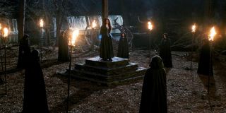 Czerpanie siły z Matki Ziemi może być także prostym nawiązaniem do czarownic z Salem.