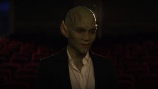 W pierwszej scenie po napisach widzimy przedstawicielkę Skrulli, która twierdzi, że pracuje dla przyjaciela matki Rambeau (Nicka Fury’ego) – przyjaciel ten szuka także pomocy przy kosmicznej misji. Cała sekwencja może ustawiać podwaliny zarówno pod „Kapitan Marvel 2”, jak i serial „Tajna inwazja”; wiemy, że ze Skrullami współpracuje obecnie Nick Fury i to – jak wszystko na to wskazuje – bez żadnego porozumienia ze S.W.O.R.D.