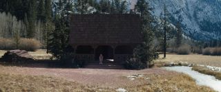 Ta sama chata w górach może kojarzyć się m.in. z filmem „Martwe zło” z 1981 roku, którego reżyserem był Sam Raimi, twórca produkcji „Doctor Strange in the Multiverse of Madness”.