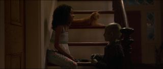 Pojawiają się teorie, że przedstawicielką Skrulli, która odwiedza Rambeau, jest postać, którą widzieliśmy już w „Kapitan Marvel” – w jednej ze scen mała Monica bawiła się z nią na schodach.