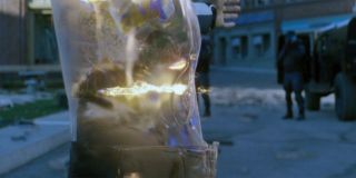 Finałowy odcinek serialu potwierdza, że Monica Rambeau dysponuje już mocami komiksowej Spectrum/Photon – kule przelatują przez jej ciało, tracąc swoją energię kinetyczną. Absorbowanie energii kinetycznej to jedna z najważniejszych zdolności Rambeau ze świata powieści graficznych.