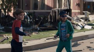 Billy zatrzymuje kule wystrzelone przez Haywarda niczym Neo w trylogii „Matrix”. Z kolei Tommy po tym zdarzeniu zakłada czapkę, podobnie jak Quicksilver w słynnej scenie z „Przeszłości, która nadejdzie”, w której wykorzystywał swoją szybkość.