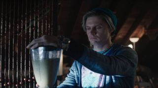 Ralph Bohner aka fałszywy Pietro (rzekomy mąż Harkness – w rzeczywistości osoba, której dom ukradła Agatha) przetrzymuje Rambeau w swoim pomieszczeniu – jego wystrój kojarzy się poniekąd z piwnicą Quicksilvera, którą zobaczyliśmy w filmie „X-Men: Przeszłość, która nadejdzie”.