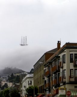 Wbrew pozorom to nie statek-widmo, a anteny Sutro Tower w San Francisco
