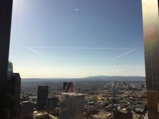 Dziura w niebie? Nie, to tylko odbicie świateł w pokoju