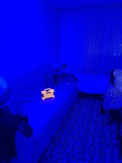 W tym świetle ta pomarańczowa walizka wygląda jak ważny przedmiot z gry wideo