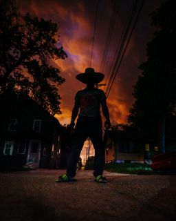 To zdjęcie dziecka podczas burzy idealnie nadawałoby się na plakat filmu