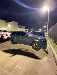 Zaparkowany samochód wygląda na unoszący się nad ziemią