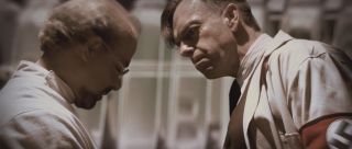 Na ekranie pada także nawiązanie do postaci Abrahama Erskine’a, odpowiedzialnego za stworzenie formuły serum superżołnierza. W czasie II wojny światowej został on zmuszony do pracy na rzecz Hydry, by po uwolnieniu przez Peggy Carter przedostać się do USA – to tam, po poprawieniu formuły, testował on działanie serum na Rogersie. 