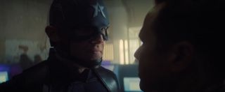 John Walker w nowym odcinku znów zdradza objawy niestabilności psychicznej – dowodzi tego sposób, w jaki  potraktował osoby ukrywające wcześniej Flag Smasherów w Monachium. Przypomnijmy, że komiksowy Walker miał olbrzymie problemy z kondycją psychiczną; utracił on tytuł Kapitana Ameryki po tym, gdy zaczął zabijać. 