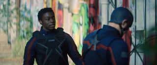 Na stroju Lemara Hoskinsa w okolicach klatki piersiowej widać symbol gwiazdy – bardzo podobny do tego, który komiksowy Battlestar posiadał na swoim kostiumie. 