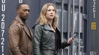 Sharon Carter, siostrzenica Peggy, pojawiła się już w MCU w filmach „Zimowy żołnierz” i „Wojna bohaterów”, w których jej wątek powiązano z historią Kapitana Ameryki. Wszystko wskazuje na to, że w dalszym ciągu jest ona ścigana za złamanie postanowień zawartych w Protokołach Sokovii, jednak z drugiej strony nie możemy wykluczyć, iż Sharon prowadzi obecnie kolejną misję w pełnej konspiracji. 