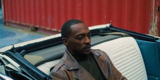 Bucky odmawia przesunięcia fotela w aucie – dokładnie to samo zrobił Sam w filmie „Wojna bohaterów”, gdy wraz z siedzącym z tyłu samochodu Barnesem czekał na Kapitana Amerykę, odbierającego sprzęt od Sharon Carter. 