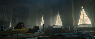 Karli Morgenthau żegna się z umierającą kobietą, najprawdopodobniej kimś, kto ją wychował. Warto zauważyć, że komiksowy Karl Morgenthau stał się złoczyńcą po śmierci jego ojca, słynnego dyplomaty ze Szwajcarii. 