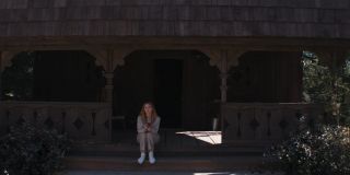 Zwróćmy uwagę, że pomnik znajduje się nieopodal jeziora – według jednej z popularnych teorii tego samego, przy którym położona jest chatka, w której przebywa obecnie Scarlet Witch. 