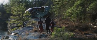 Dora Milaje przemieszcza się za pomocą ultranowoczesnego samolotu Wakandy, tego samego, którym T’Challa  przemieszczał się do USA w filmie „Czarna Pantera”. 