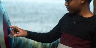 Jeden z siostrzeńców Sama ma na sobie strój z barwami charakterystycznymi dla komiksowego Kapitana Ameryki w wersji Wilsona. 