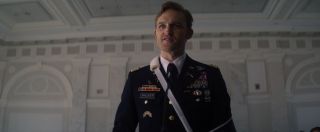 Po walce Sama i Bucky’ego z Johnem ten ostatni musi trzymać dłoń na temblaku. W komiksach Walker po starciu ze złoczyńcą znanym jako Nuke (postać pokazano w serialu „Jessica Jones”) stracił rękę i nogę, pozwalając później na zastąpienie ich przez zwiększające jego siłę cybernetyczne protezy. 