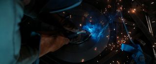 W scenie po napisach John Walker tworzy własną tarczę. Warto zauważyć, że komiksowy Walker nosił tarczę również po zostaniu US Agentem; choć na przedmiocie pojawia się charakterystyczna dla tej postaci gwiazdka (wykonana z Medalu Honoru), kolory wciąż powiązane są z samym Kapitanem Ameryką. 