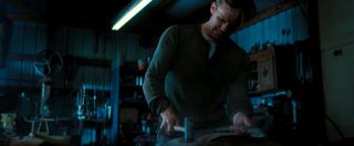 Praca Walkera nad tarczą przywodzi na myśl pracę Tony’ego Starka nad zbroją w filmie „Iron Man”. Na początku sceny po napisach słyszymy także dźwięki kojarzące się z uderzeniami młotem o kowadło. 