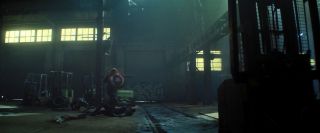 Pod względem choreografii i przebiegu bitwy walka Sama i Bucky’ego z Walkerem przypominała starcie Kapitana Ameryki i Zimowego Żołnierza z Iron Manem z filmu „Wojna bohaterów” – zwróćcie uwagę, że Walker trzyma tarczę nad Wilsonem w podobny sposób do Capa unoszącego tarczę nad Starkiem. 