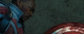 Rzucenie tarczy obok Sama kojarzy się z kolei z odrzuceniem przez Steve’a artefaktu, tuż obok Tony’ego, w „Wojnie bohaterów”. 