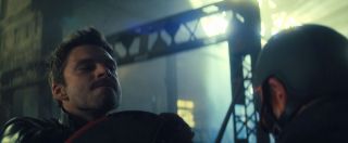 Fragment walki, tuż po złapaniu przez Bucky’ego tarczy, przywodzi na myśl starcie Barnesa i Rogersa z filmu „Zimowy żołnierz”. 