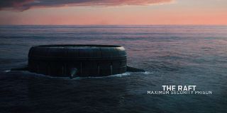 Flag Smasherowie mają zostać przetransportowani do więzienia Raft. Przypomnijmy, że to w nim w „Wojnie bohaterów” przetrzymywano Sama Wilsona, Clinta Bartona, Wandę Maximoff i Scotta Langa, a teraz wyrok odsiaduje tu Baron Zemo. Warto zwrócić uwagę, że Raft w MCU ulokowane jest na międzynarodowych wodach, więc żadne państwo nie ma nad nim jurysdykcji (we współczesnych komiksach Raft miał być odpowiednikiem więzienia Guantanamo). 