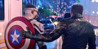 Bucky delikatnie obejmuje Sama po bitwie z Flag Smasherami. W „Wojnie bohaterów” Steve Rogers objął Barnesa w dokładnie ten sam sposób, gdy obaj przygotowywali się do wejścia do kompleksu Zimowego Żołnierza na Syberii. 