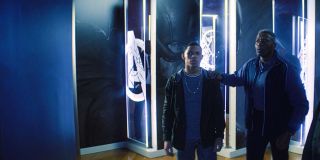 Podobnie jak w 1. odcinku, akcja przenosi się do Instytutu Smithsona, gdzie mieści się poświęcona Kapitanowi Ameryce wystawa. Zwróćmy uwagę, że jeden z eksponatów pokazuje pęknięte logo Avengers, bardzo podobne do tego, którym Marvel Studios promowało film „Koniec Gry”. 