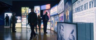 Na wystawie widzimy również zdjęcie Rogersa, które zrobiono mu w trakcie spoglądania na mapę i zdjęcie Peggy Carter jednocześnie; scenę tę zobaczyliśmy w „Pierwszym starciu”. 