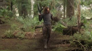 Bucky w trakcie rozmowy z Karli przez telefon wspomina o swojej dwukrotnej porażce w ratowaniu świata – najprawdopodobniej chodzi mu o jego spadnięcie w przepaść z „Pierwszego starcia” i wymazanie po pstryknięciu Thanosa z „Wojny bez granic”. 