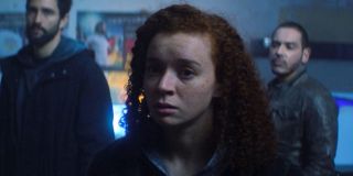 Sam Wilson, zabierając głos na temat Karli Morgenthau, używa stwierdzenia „To tylko dziecko” – tego samego, którym Steve Rogers opisał postać Wandy Maximoff w filmie „Wojna bohaterów”.