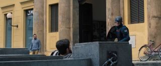W czasie sceny zabicia na kostiumie Walkera widać czarno-białą wersję amerykańskiej flagi. Choć ma ona swoje umocowanie historyczne („żadnych jeńców”), dziś – po dodaniu do niej niebieskiego pasa – jest używana w trakcie protestów przeciwko brutalności policji i w trakcie demonstracji Black Lives Matter.