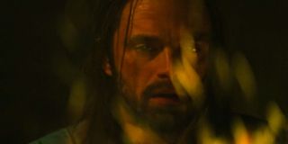 W pierwszej scenie, w której Ayo wypowiada w Wakandzie rosyjskie słowa programujące Zimowego Żołnierza, pojawia się kilka znanych już z MCU retrospekcji: Zemo zamykający księgę ze słowami do programowania Bucky’ego („Wojna bohaterów”); Bucky próbujący wydostać się z celi, zanim Zemo skończy go programować; ujęcia przedstawiające Barnesa i helicarrier S.H.I.E.L.D. („Zimowy żołnierz”); zamaskowany Zimowy Żołnierz próbuje udusić Kapitana Amerykę; Bucky w placówce Hydry na Syberii; dokonywanie przez Hydrę pranie mózgu Barnesa; zabójstwo Starków. Sekwencjom tym towarzyszy również motyw muzyczny Zimowego Żołnierza z MCU.