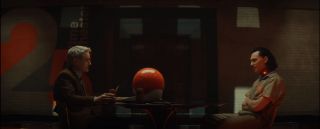 Owen Wilson wciela się w rolę Mobiusa M. Mobiusa. W komiksach bohater ten był w TVA dyrektorem średniego szczebla, a najbardziej zasłynął z wspólnych przygód z Fantastyczną Czwórką. Warto podkreślić, że wizerunek postaci (kolor marynarki i wąsy) ma wybudzać skojarzenia z Markiem Gruenwaldem, komiksowym scenarzystą Marvela, uznawanym za chodzącą encyklopedię w kwestii chronologii uniwersum.