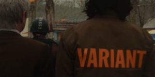 Na stroju Lokiego znajduje się napis „Variant” (ang. „wariant”, „odmiana”). Wszystko wskazuje na to, że jest to po prostu nazwa innej wersji postaci pochodzącej z alternatywnej rzeczywistości. Przypomnijmy bowiem, że Loki z zasadniczego uniwersum nie żyje, natomiast ten, którego zobaczymy w serialu, pochodzi z linii czasowej z 2012 roku. Jego ostatnim wspomnieniem jest więc poturbowanie przez Hulka i pojmanie przez Avengers.