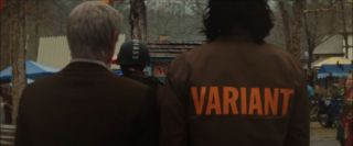 Z ujęcia przechodzenia przez bramę czasową wynika, że Loki trafi na jeden z renesansowych targów – wskazywałby na to strój kobiety, która pojawia się obok Lokiego i Mobiusa.